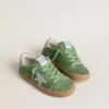 Super-Star pentru juniori din piele de căprioară verde, cu stea albastru deschis și bandă pe călcâi