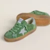 Super-Star pentru juniori din piele de căprioară verde, cu stea albastru deschis și bandă pe călcâi