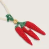 Talisman în formă de ardei iute din bumbac croșetat, cu lanț alb croșetat