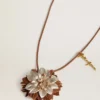 Talisman în formă de floare din piele de culoare bej deschis și șampanie