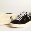 Tenisi de damă din piele de căprioară neagră, cu bandă de piele albă la călcâi