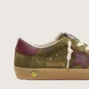 Tânăr Super-Star din piele de căprioară verde militar, cu stea din piele burgundă și bandă la călcâi