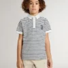 Tricou polo alb din bumbac pentru băieți, cu dungi albastru închis și broderie