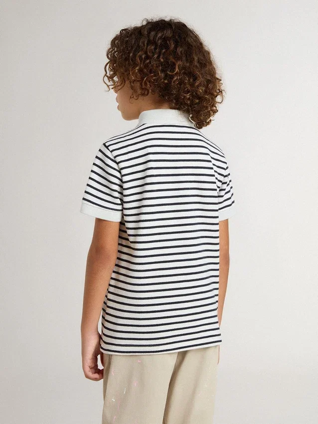 Tricou polo alb din bumbac pentru băieți, cu dungi albastru închis și broderie