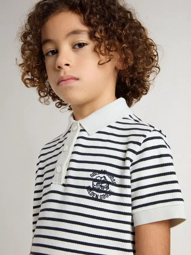 Tricou polo alb din bumbac pentru băieți, cu dungi albastru închis și broderie