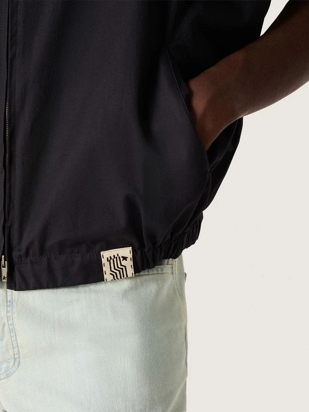Vestă pentru bărbați din twill de bumbac albastru închis, cu fermoar și etichetă cu imprimeu de steag